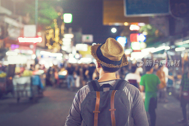 年轻的亚洲背包客在考山路夜市