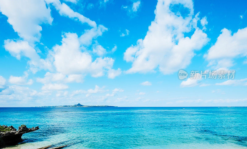 全景鸟瞰美丽的海平面和幻想的蓝天在冲绳，日本