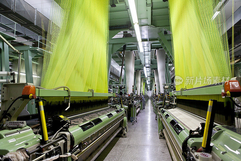 一家纺织厂的绿色操作机器