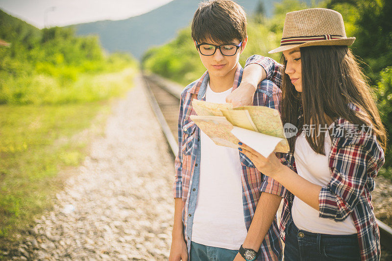 一对公路旅行的夫妇