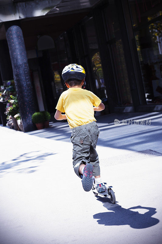 骑滑板车的男孩