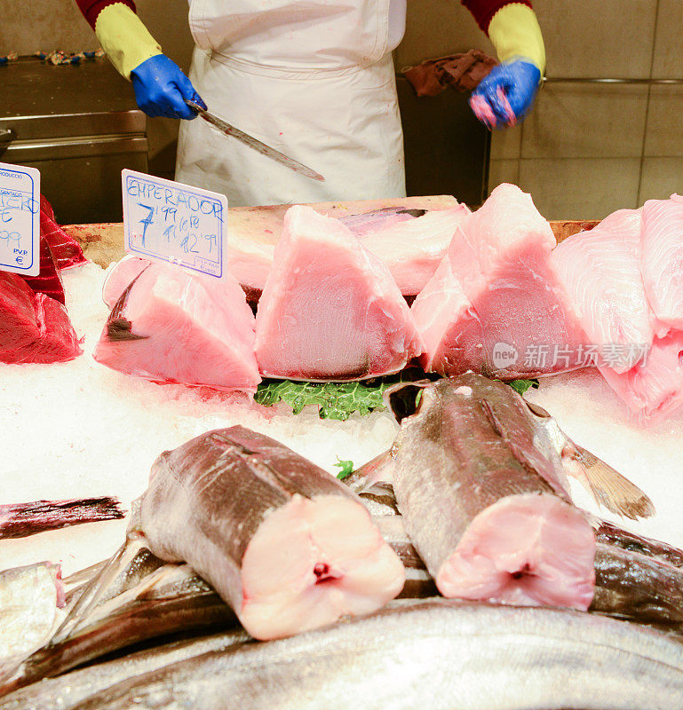 准备在食品市场出售的新鲜生鱼