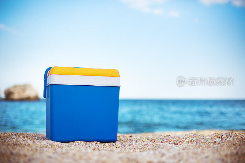 海滩上的冷藏箱