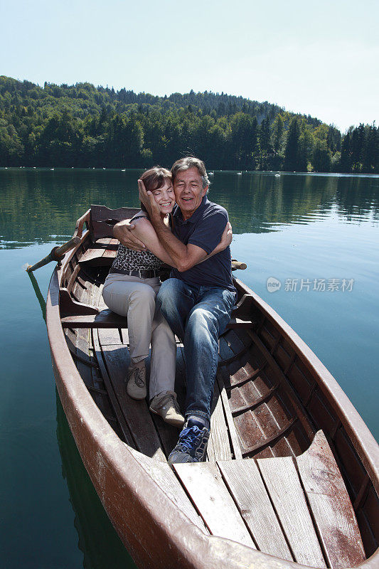 一对老年夫妇在湖上享受美好的一天