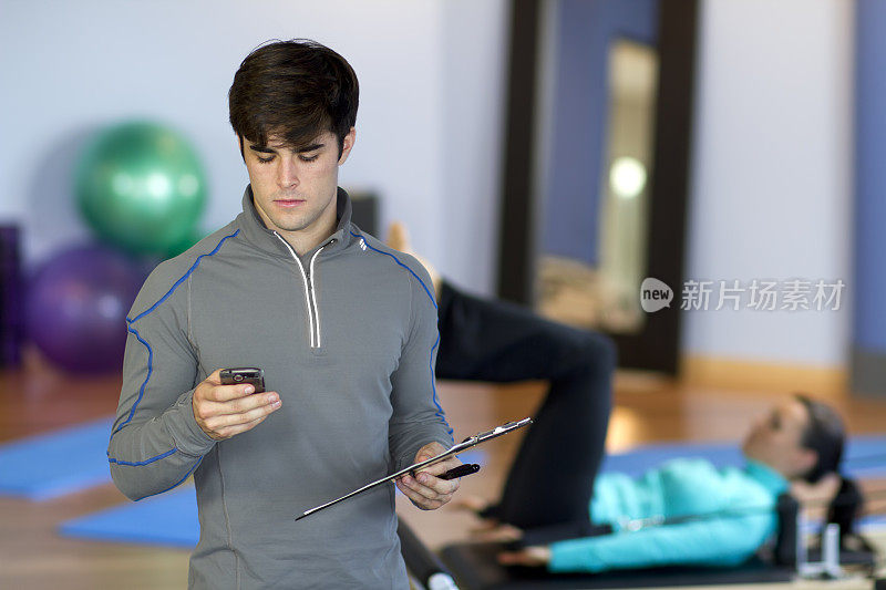 健身教练检查智能手机