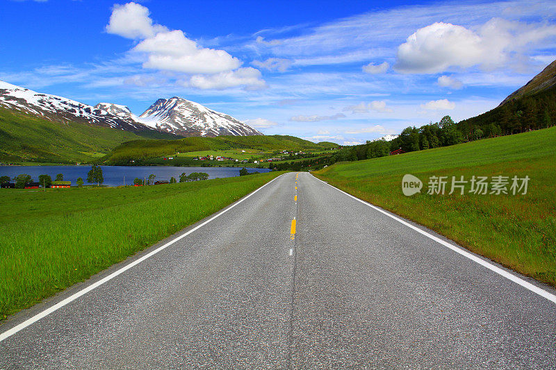 横穿挪威乡村田野的笔直而空旷的道路