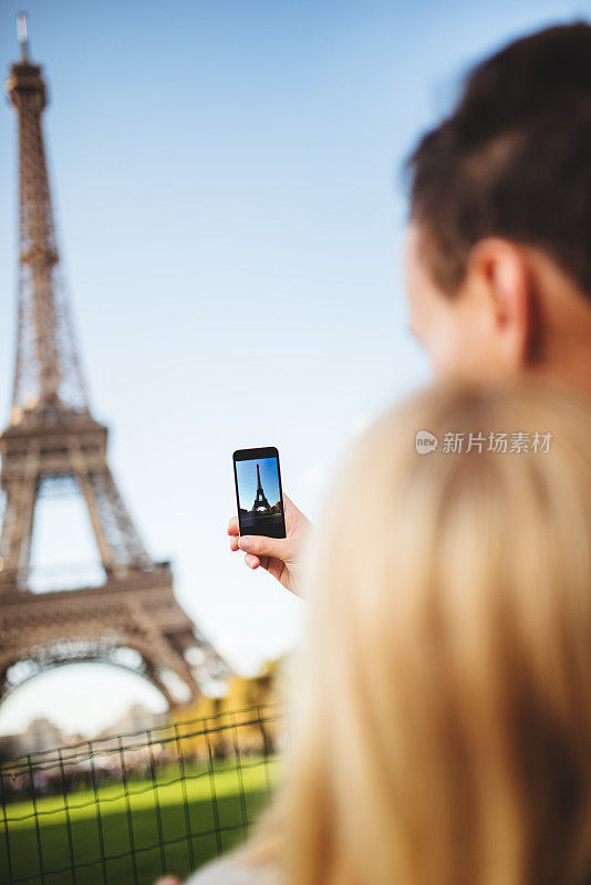 一对浪漫的情侣在巴黎拍照