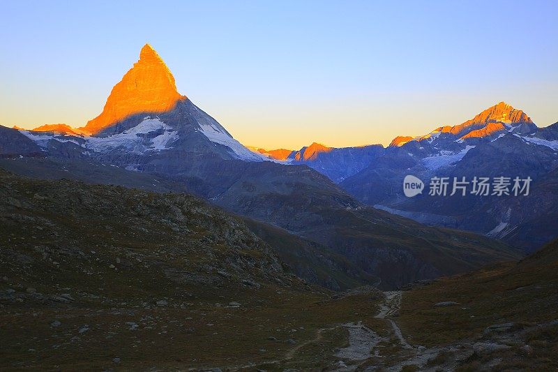 雄伟的马特洪峰:田园诗般的、宁静的日出景观，瑞士阿尔卑斯山