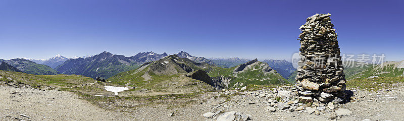 山顶石冢阿尔卑斯山的山峰全景