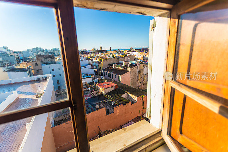 透过一扇旧窗户看到的马略卡岛帕尔马