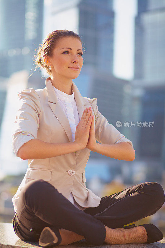 商业女性在室外沉思建筑背景