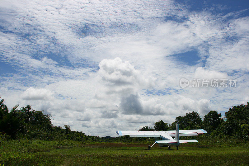 巴布亚新几内亚农村机场上的私人飞机。