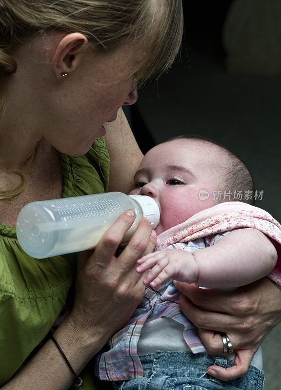 给宝宝喂奶