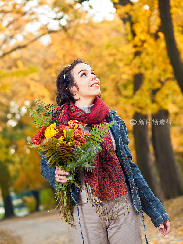 美丽的年轻女子在公园里享受美好的秋日