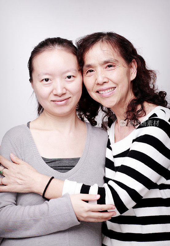快乐的中国妈妈和女儿