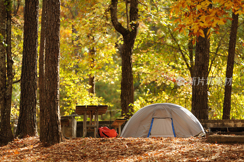 秋季露营地的露营帐篷