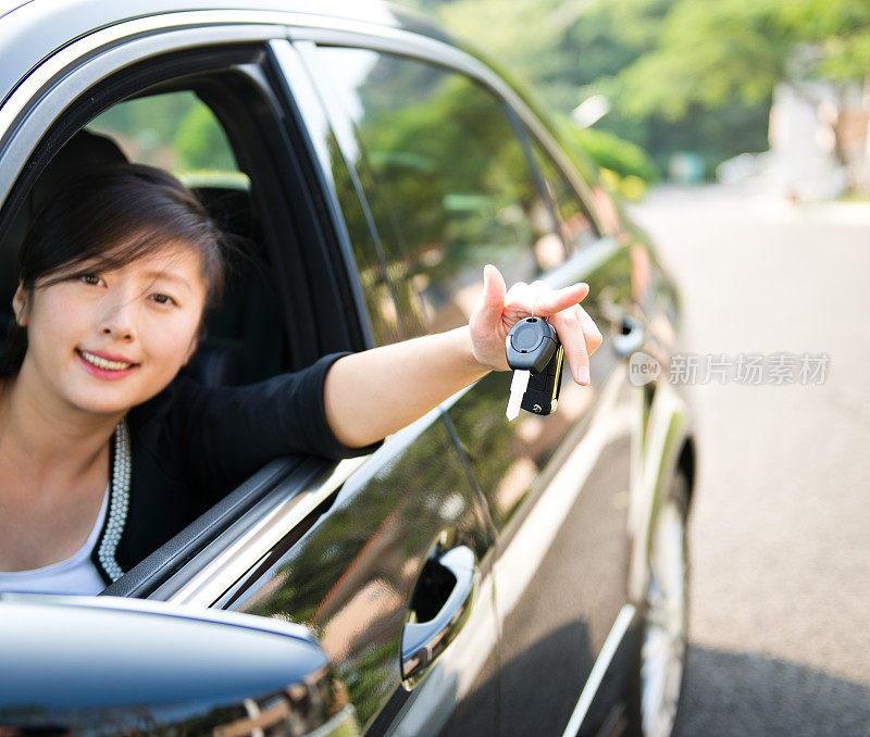 年轻女子拿着钥匙