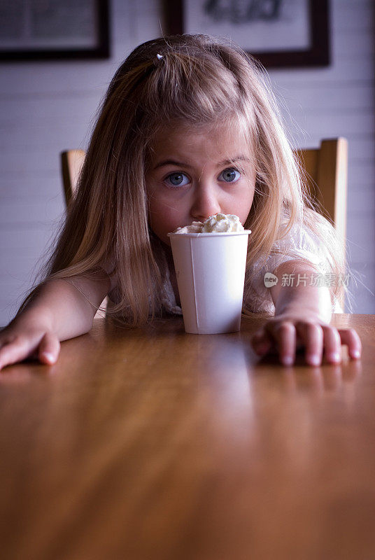 年轻女孩盯着热巧克力