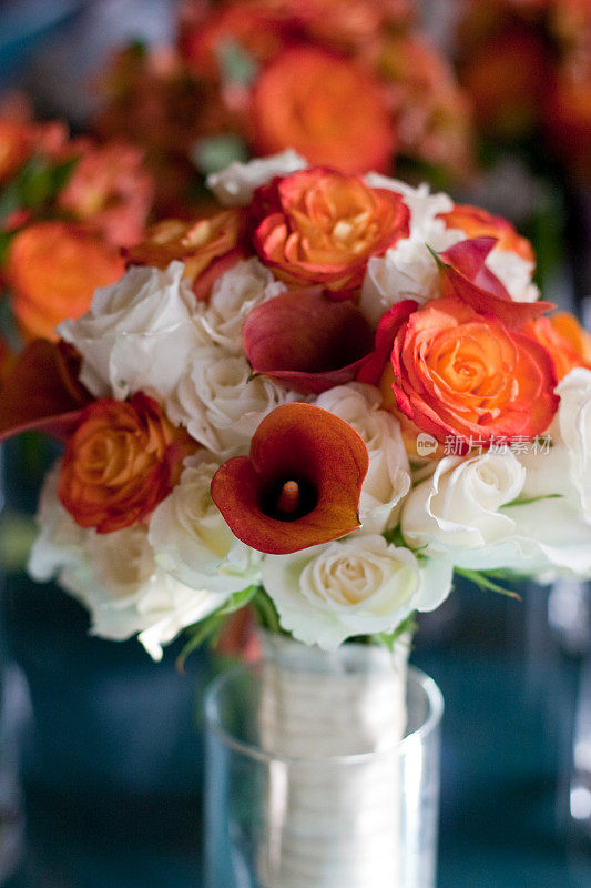 美丽的新娘婚礼花束玫瑰和马蹄莲