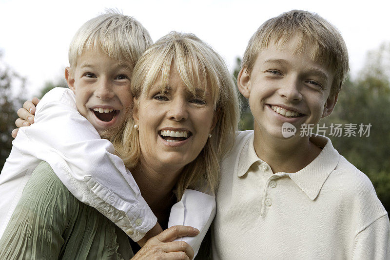 幸福家庭-母亲与两个男孩。
