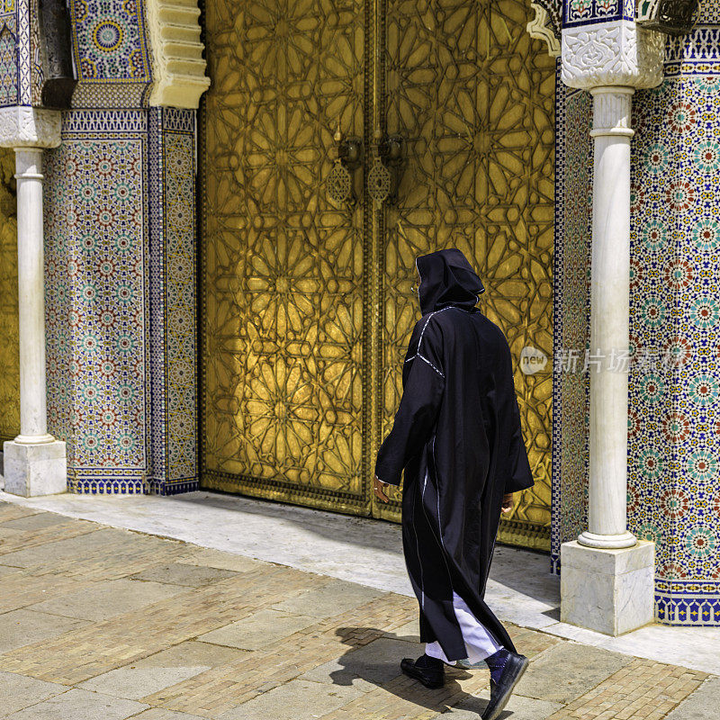 一名摩洛哥男子走在皇宫前