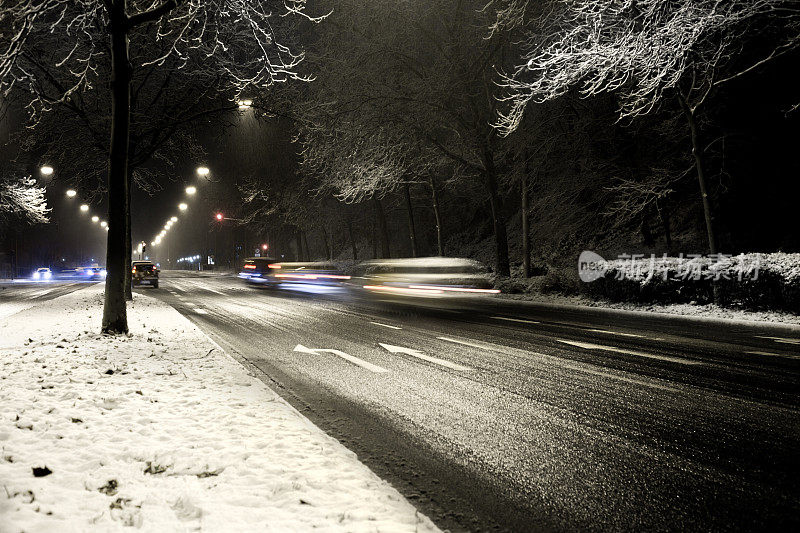 一场暴风雪后不久的夜晚拍摄的道路