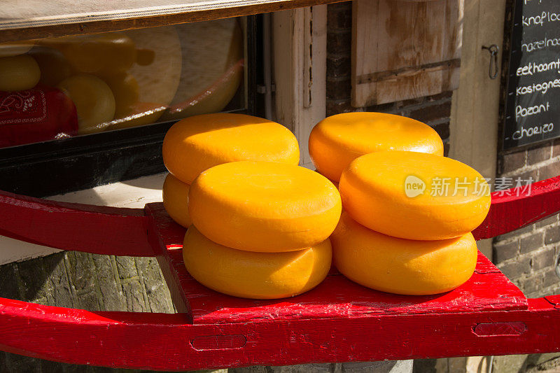 圆形奶酪块在商店前面展示-荷兰