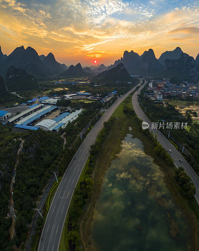 喀斯特地区农村日落，阳朔，中国桂林