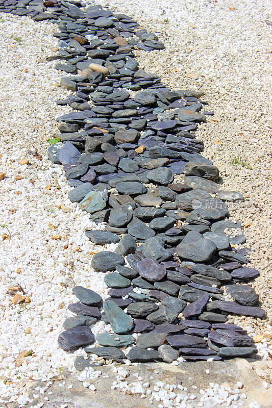 石板石板的形象形成了干涸的河流，日本东方园林