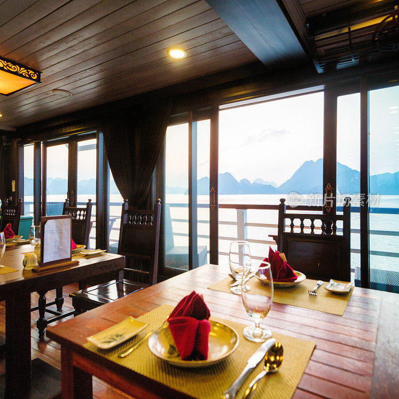 邮轮餐厅的餐桌上可以看到越南下龙湾