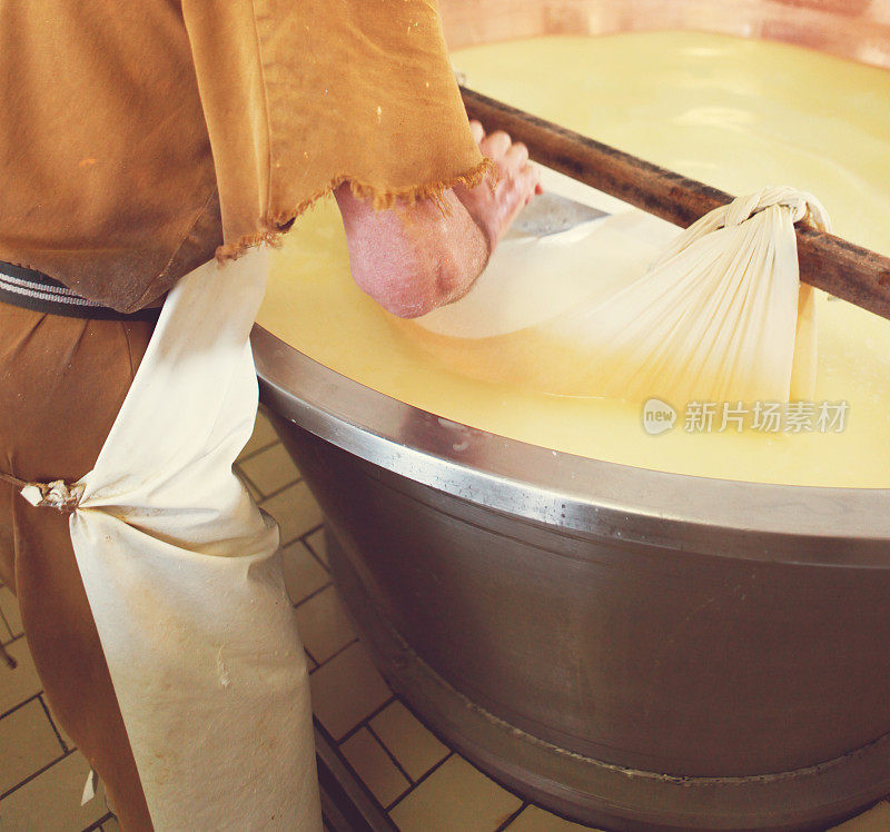 帕尔马干酪正在制作中
