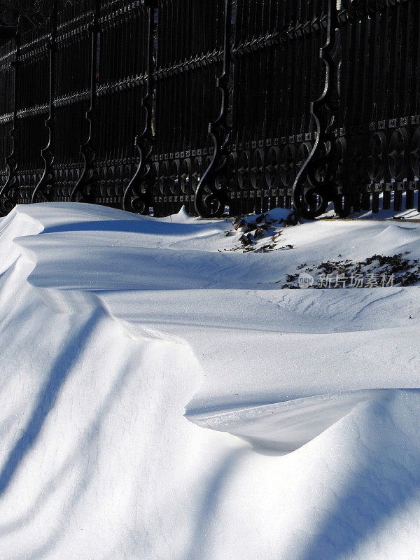 篱笆和雪堆