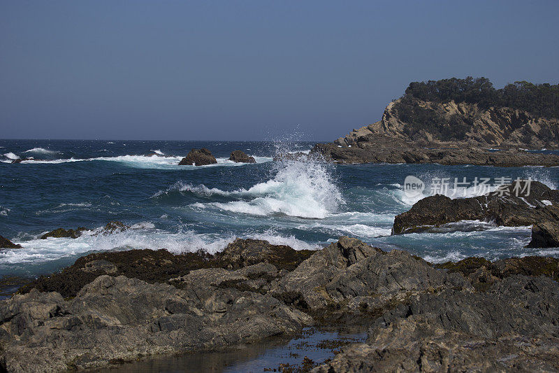 汹涌的大海撞在岩石上