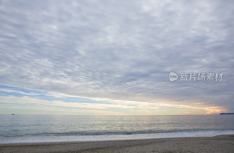 海岸线，海滩和云层，地中海