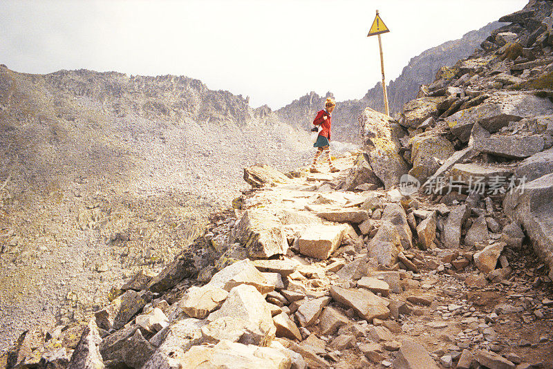 在瑞拉山的一块岩石上行走的女人