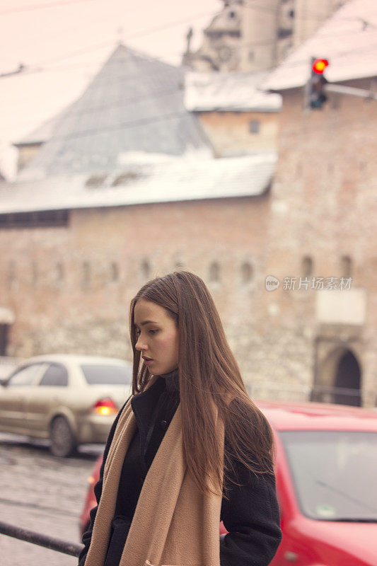 年轻的白人女孩模特朋友站在乌克兰利沃夫大街
