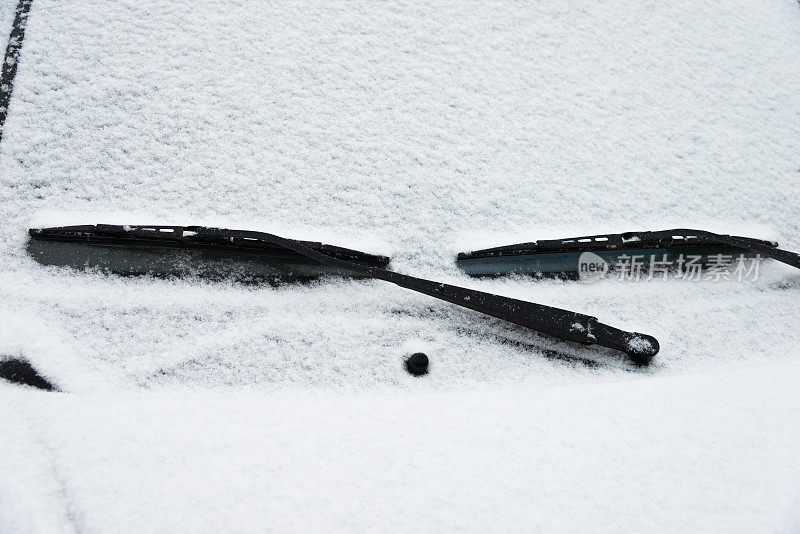 汽车的挡风玻璃被雪覆盖了