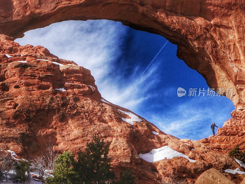 冬天的早晨，雪，窗户，人，拱门国家公园，犹他州