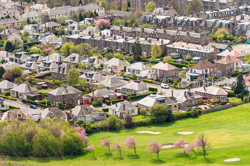 英国郊区住宅的高角度视图