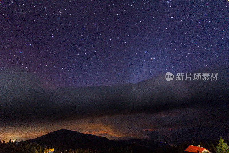 喀尔巴阡山脉。美丽的山景。大自然在山中。美丽的云。