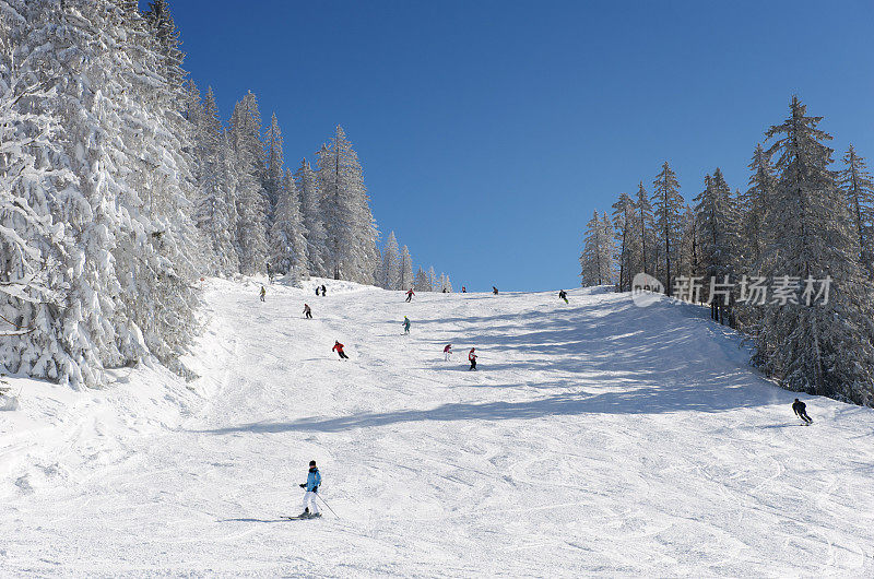滑雪斜坡与一个美丽的冬季全景