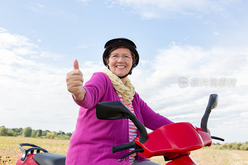 骑摩托车的快乐老妇人