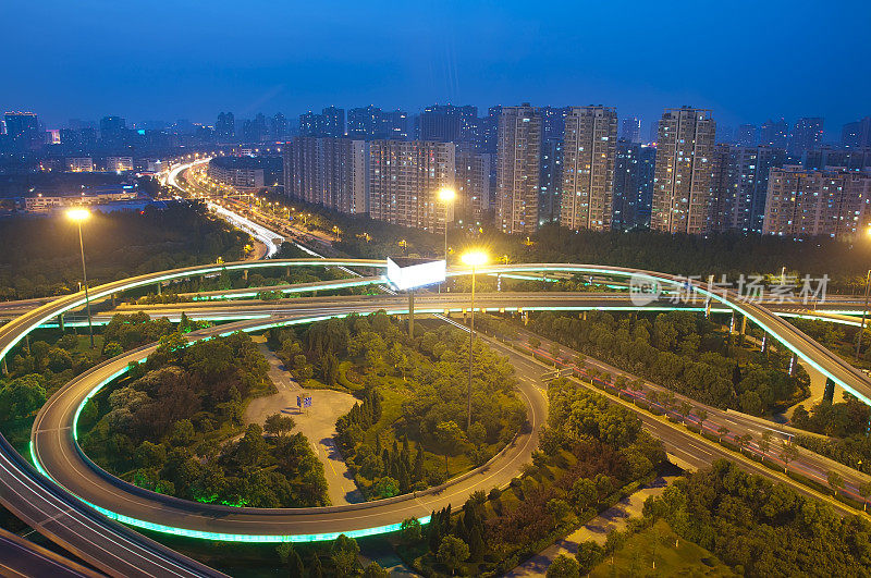 夜间的高速公路和汽车照亮了现代化的城市