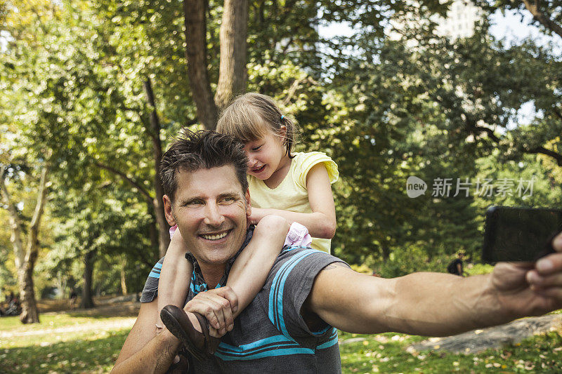 快乐的年轻爸爸和他的女儿在自拍