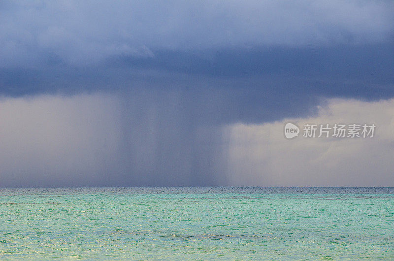 热带海洋倾盆大雨