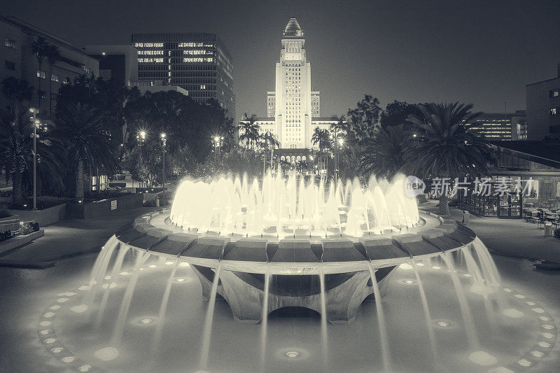 洛杉矶大公园喷泉和市政厅之夜