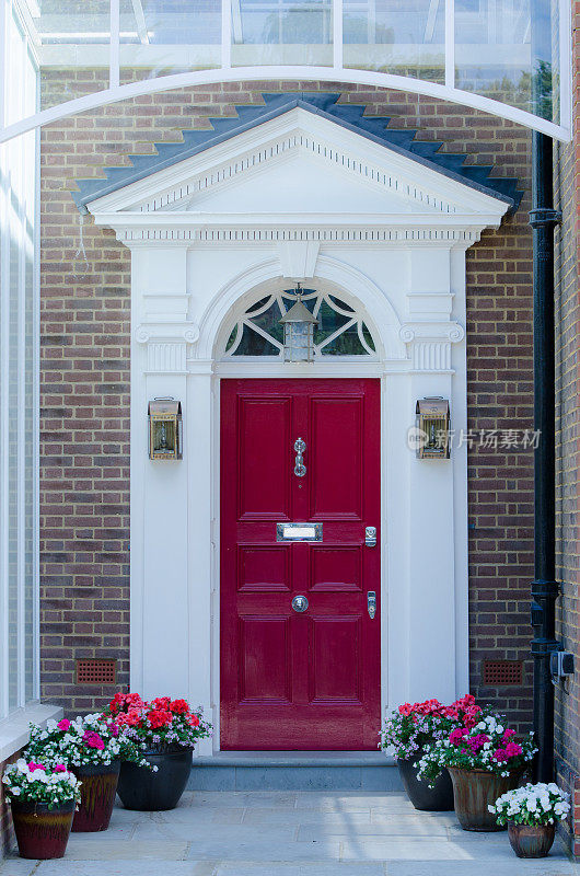美丽，质朴的入口与红色的门