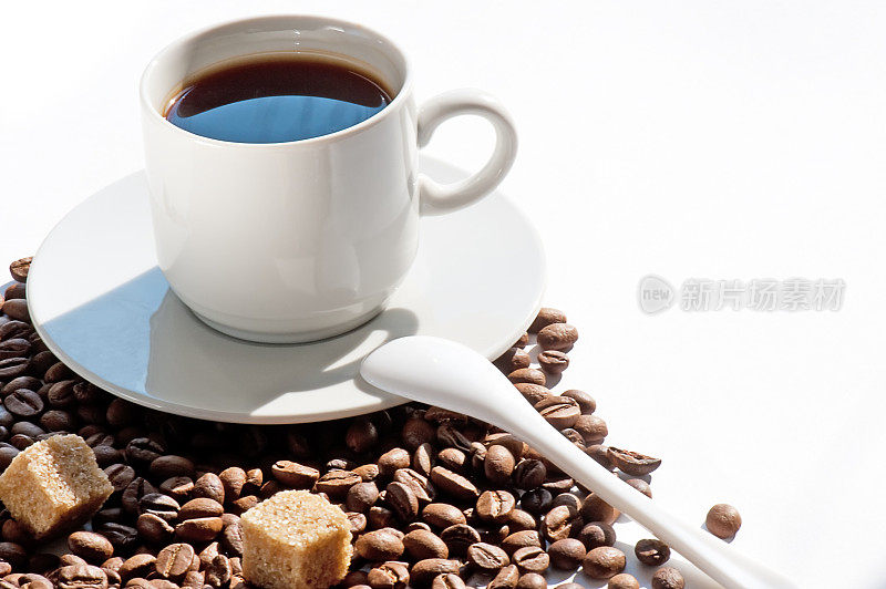 白杯子里的咖啡放在咖啡豆上