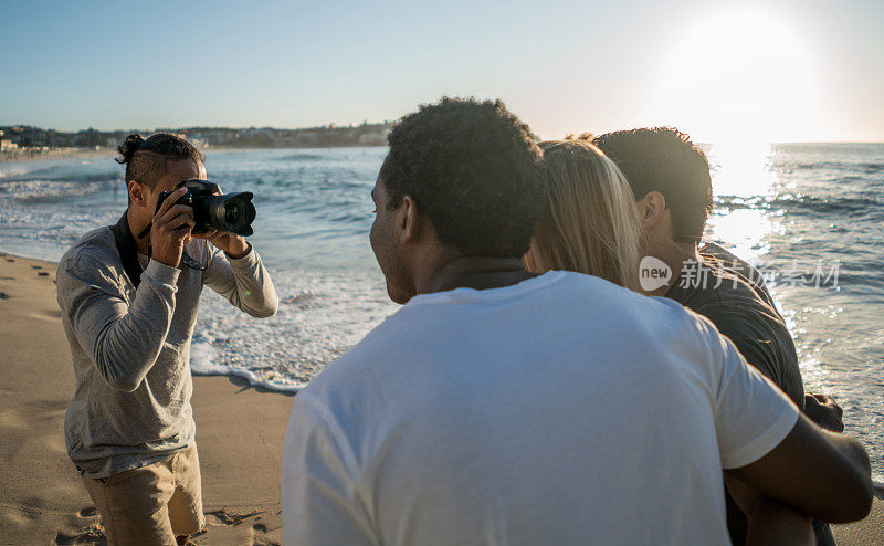 摄影师在海滩上拍摄