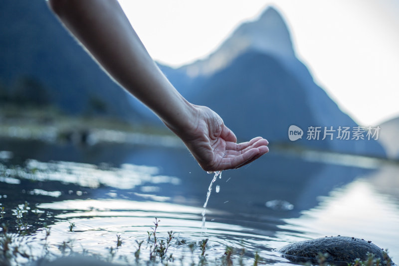 人们用手从湖中舀取淡水